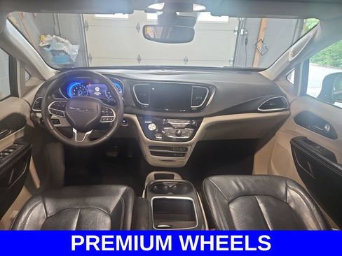 Used 2022 Chrysler Pacifica Touring-L FWD image 10