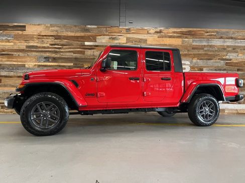 Used 2024 Jeep Gladiator Sport AWD/4WD image 19