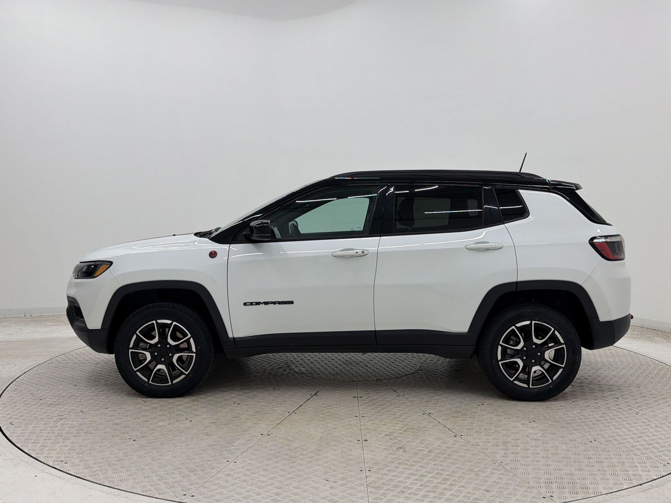 Used 2024 Jeep Compass Trailhawk AWD/4WD image 2