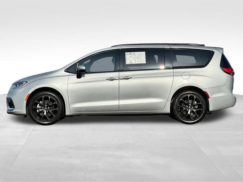 Used 2023 Chrysler Pacifica Touring-L w/ S Appearance Package AWD/4WD image 4