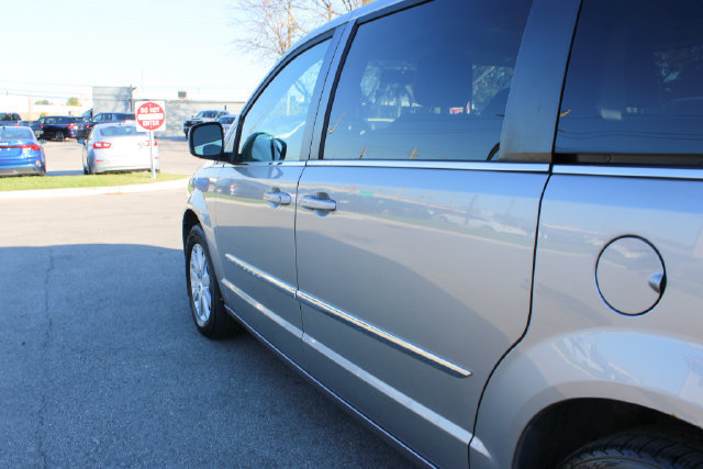 Used 2016 Chrysler Town & Country Touring FWD image 41
