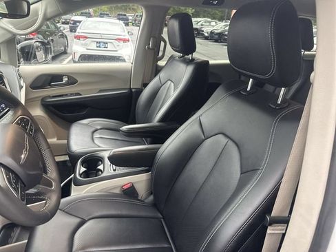 Used 2024 Chrysler Pacifica Limited FWD image 15