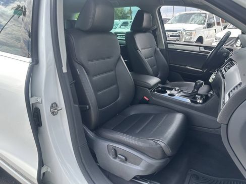Used 2013 Volkswagen Touareg Sport AWD/4WD image 9