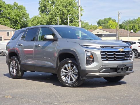 Used 2025 Chevrolet Equinox LT FWD image 2