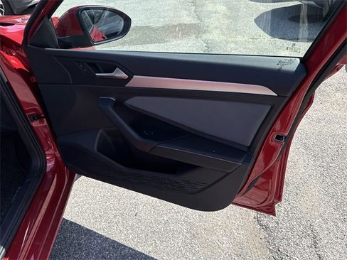 Used 2025 Volkswagen Jetta SE w/ Sunroof Package image 29
