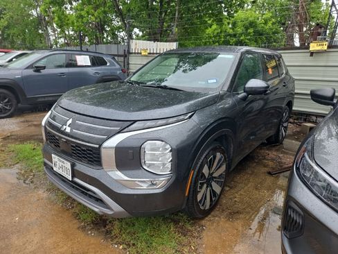 Used 2025 Mitsubishi Outlander SE image 1