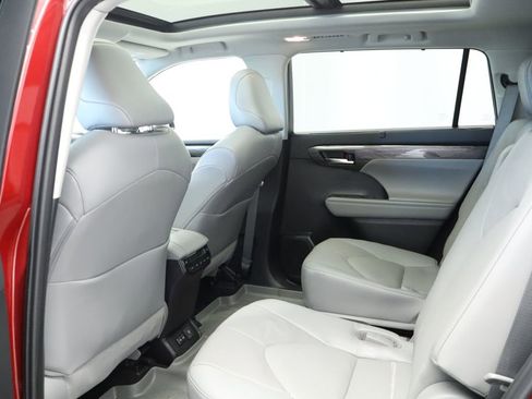 Used 2022 Toyota Highlander Platinum AWD/4WD image 25