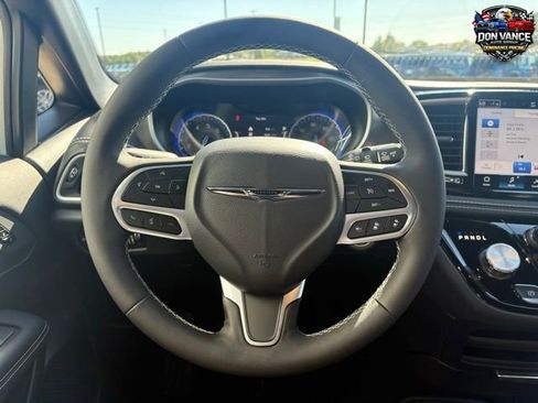 New 2026 Chrysler Pacifica Select image 14