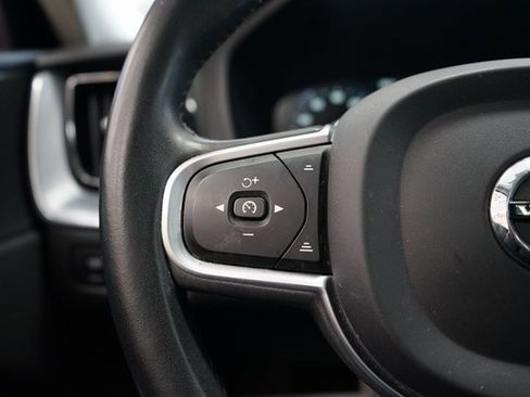 Used 2020 Volvo XC60 T5 Momentum image 32
