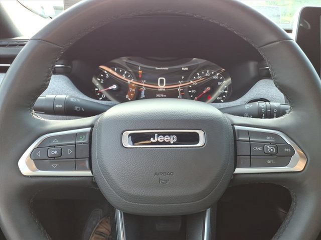 Used 2025 Jeep Compass Latitude w/ Sun & Sound Group AWD/4WD image 16