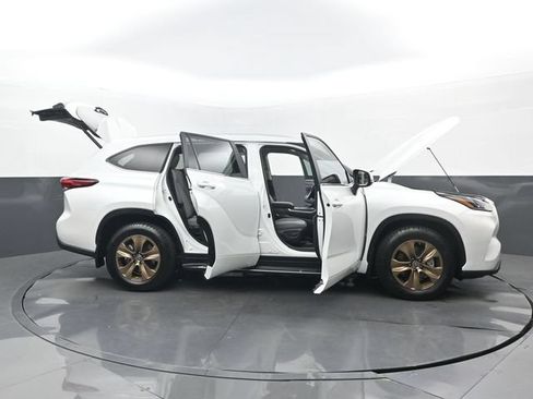Used 2023 Toyota Highlander Bronze Edition AWD/4WD image 34