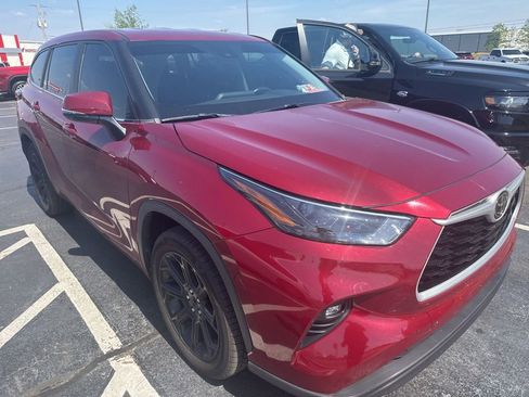 Used 2023 Toyota Highlander LE FWD image 3