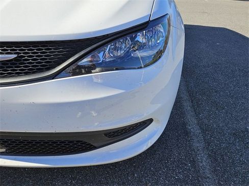 Used 2025 Chrysler Voyager LX image 17