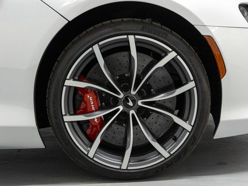 Used 2023 McLaren Artura image 18