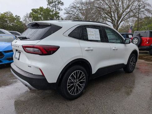 Certified 2025 Ford Escape SE image 3