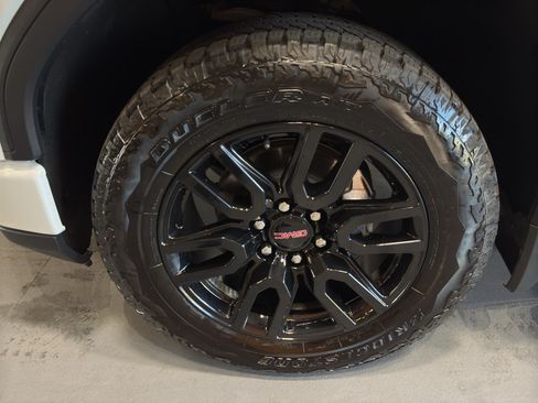 Used 2025 GMC Sierra 1500 Elevation w/ Elevation Premium Package AWD/4WD image 9