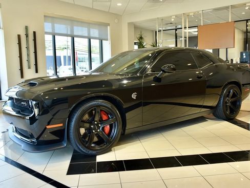 Used 2022 Dodge Challenger SRT Hellcat w/ Plus Package RWD image 3