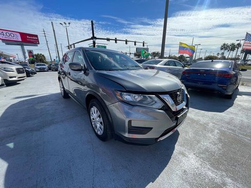 Used 2018 Nissan Rogue S FWD image 3