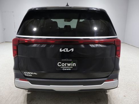 Used 2025 Kia Carnival FWD image 3