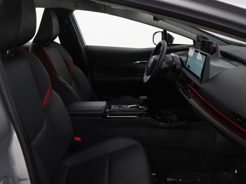 Used 2025 Toyota Prius Plug-In Hybrid image 13