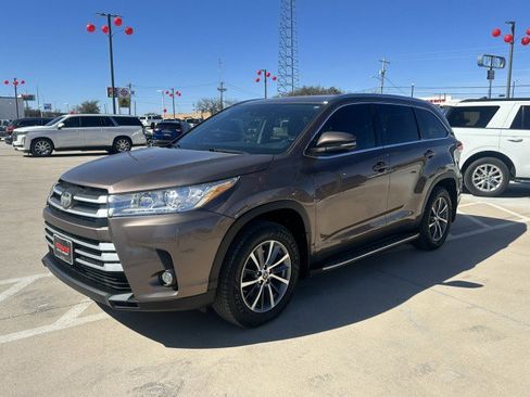 Used 2019 Toyota Highlander XLE image 10