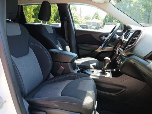 Used 2018 Jeep Cherokee Latitude w/ Altitude Package FWD image 16