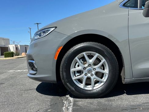 Used 2022 Chrysler Pacifica Touring-L FWD image 11