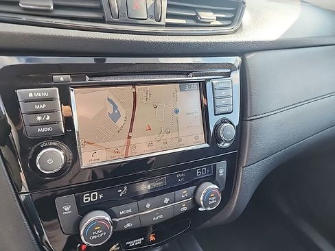 Used 2018 Nissan Rogue SV w/ Premium Package image 18