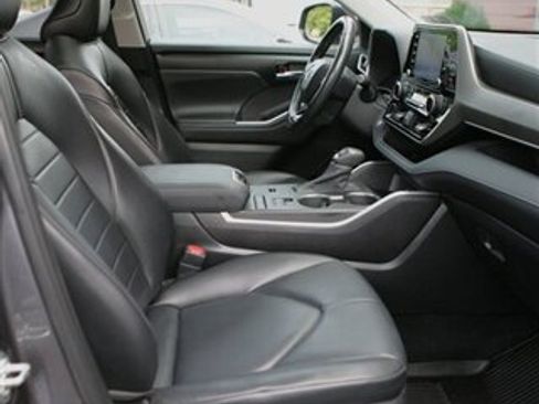 Used 2021 Toyota Highlander XLE image 18