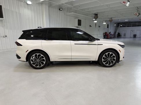 Used 2024 Lincoln Nautilus Reserve image 6