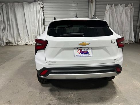 Used 2025 Chevrolet Trax LT FWD image 6