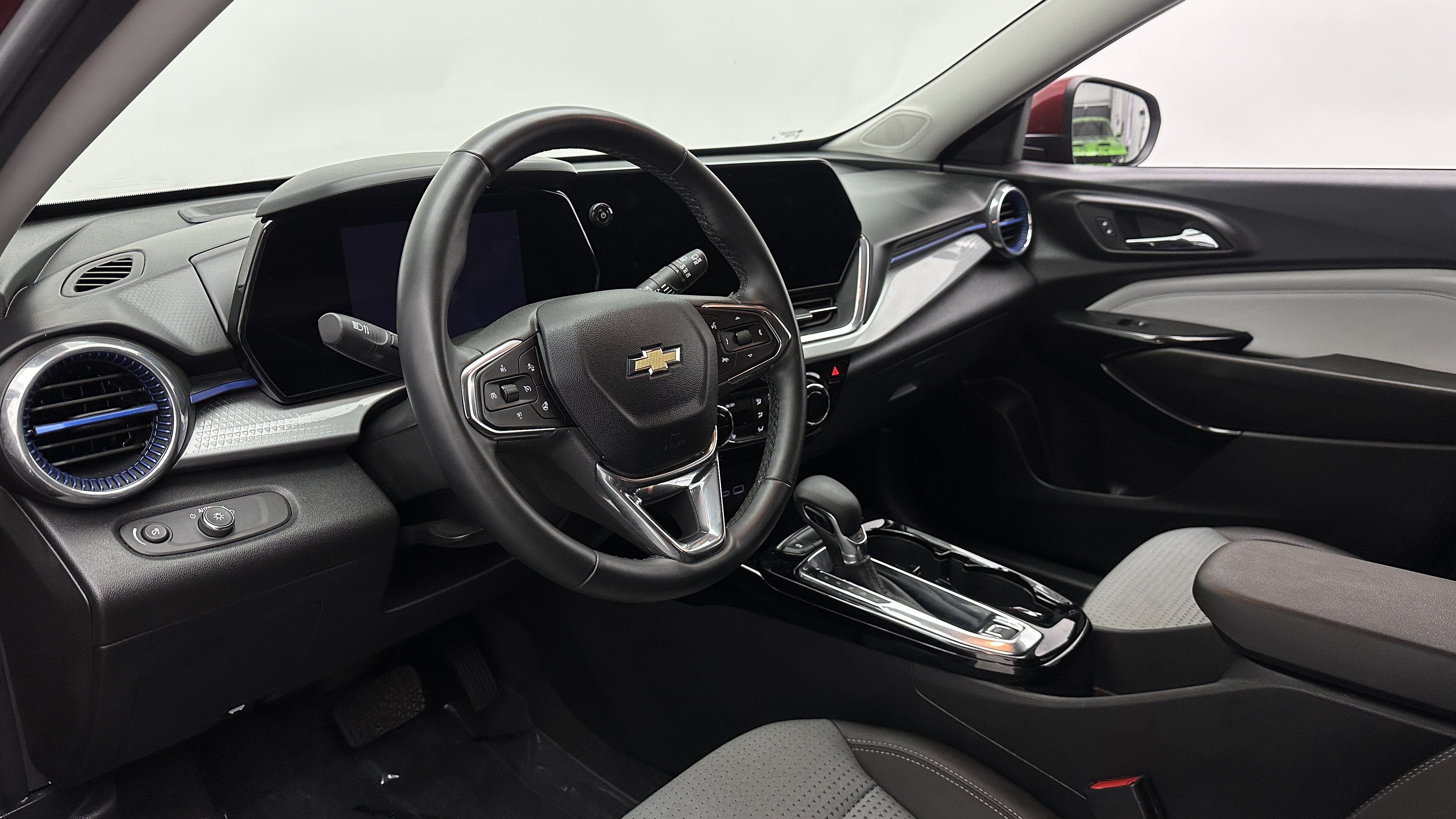 Used 2025 Chevrolet Trax LT w/ LT Convenience Package FWD image 11