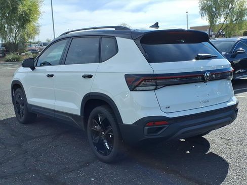 New 2026 Volkswagen Taos SE image 4