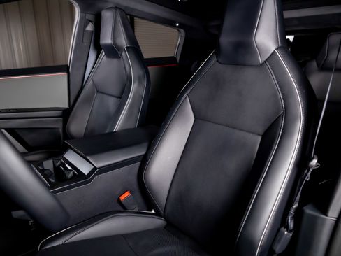 Used 2024 Tesla Cybertruck AWD Crew Cab image 4