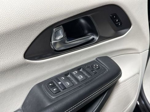 Used 2024 Chrysler Pacifica Touring-L FWD image 20