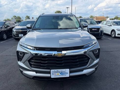 Used 2024 Chevrolet TrailBlazer LT w/ LT Cold Weather Package FWD image 2
