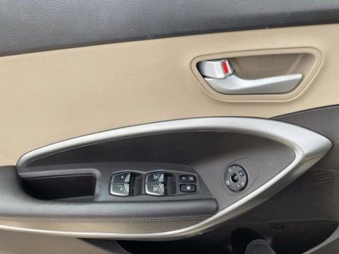 Used 2017 Hyundai Santa Fe SE image 13