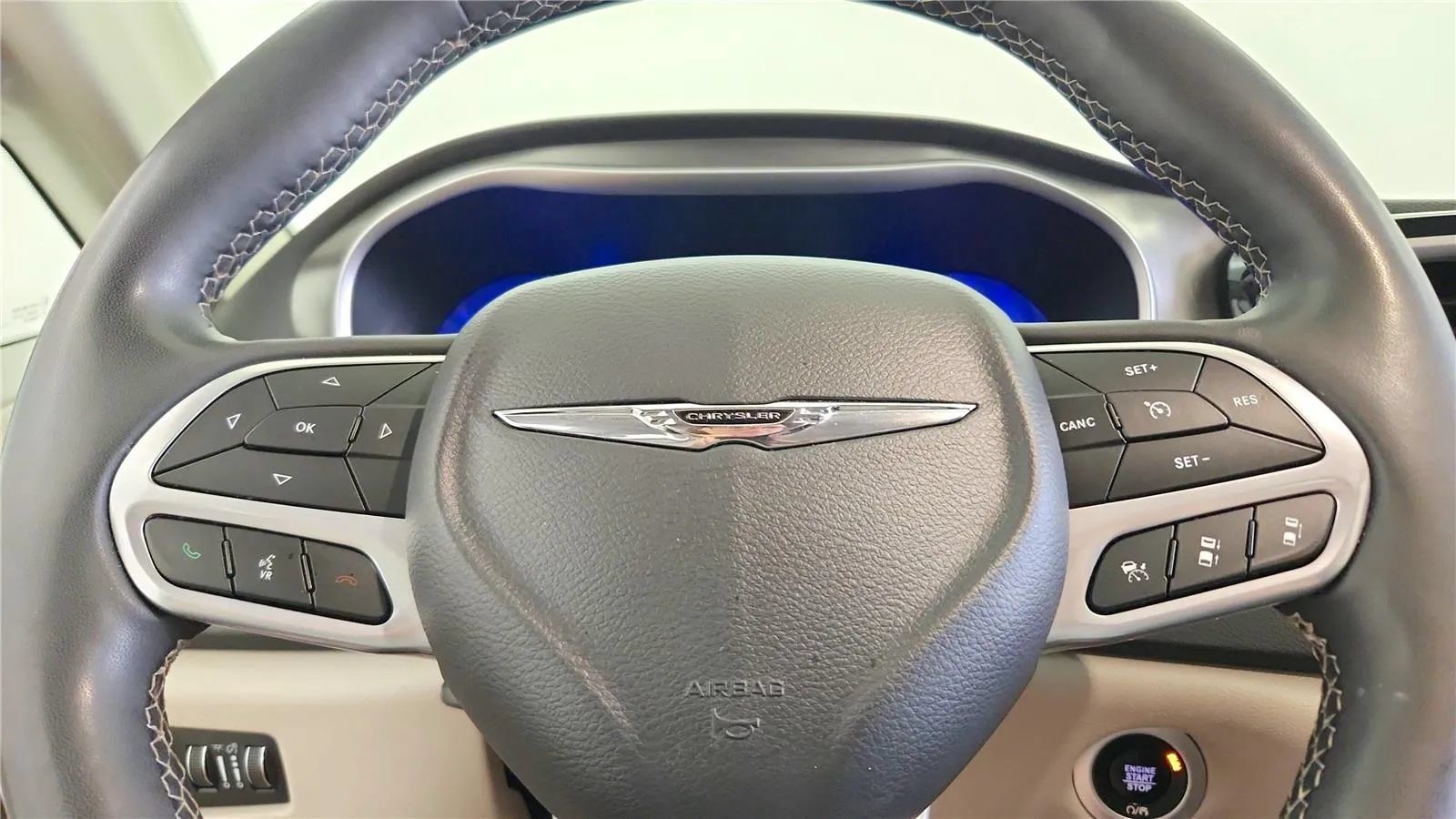 Used 2023 Chrysler Pacifica Touring-L FWD image 27