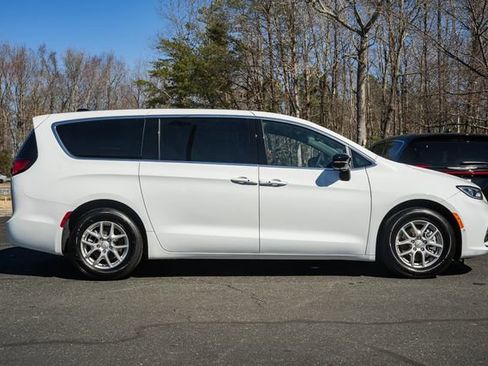 New 2026 Chrysler Pacifica Select image 4