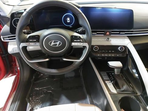 Certified 2025 Hyundai Elantra Limited FWD image 17