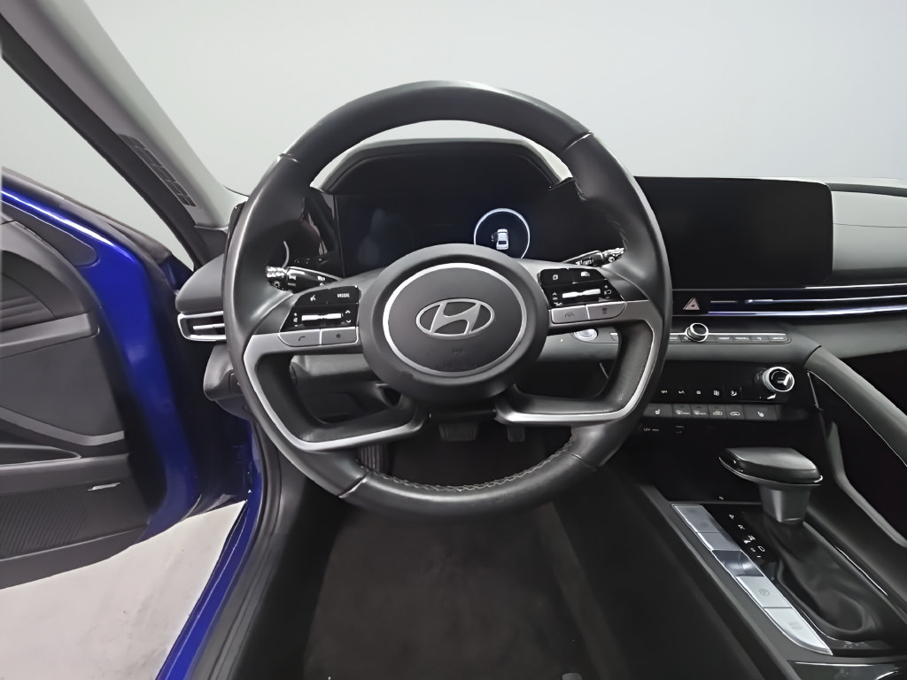 Certified 2025 Hyundai Elantra Limited FWD image 29