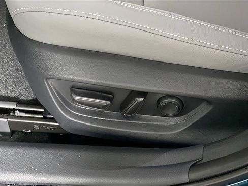 Used 2025 Toyota Camry SE w/ Convenience Package image 16