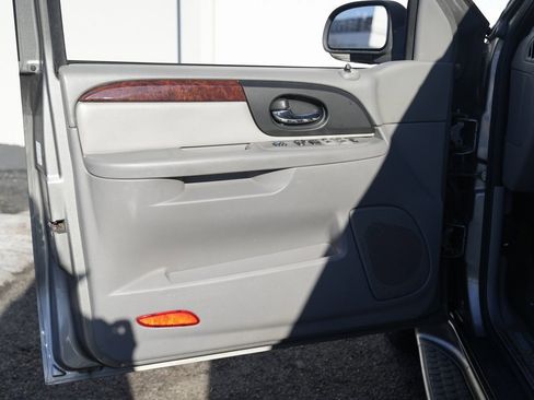 Used 2009 GMC Envoy Denali w/ Sun And 6-Disc Cd Package image 25