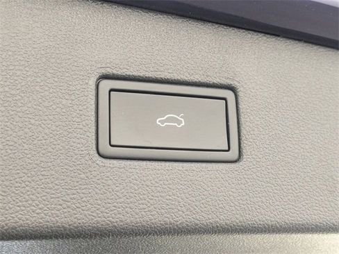 Used 2024 Volkswagen Tiguan SE image 32