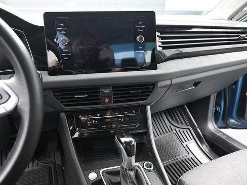 Used 2025 Volkswagen Jetta SE FWD image 13