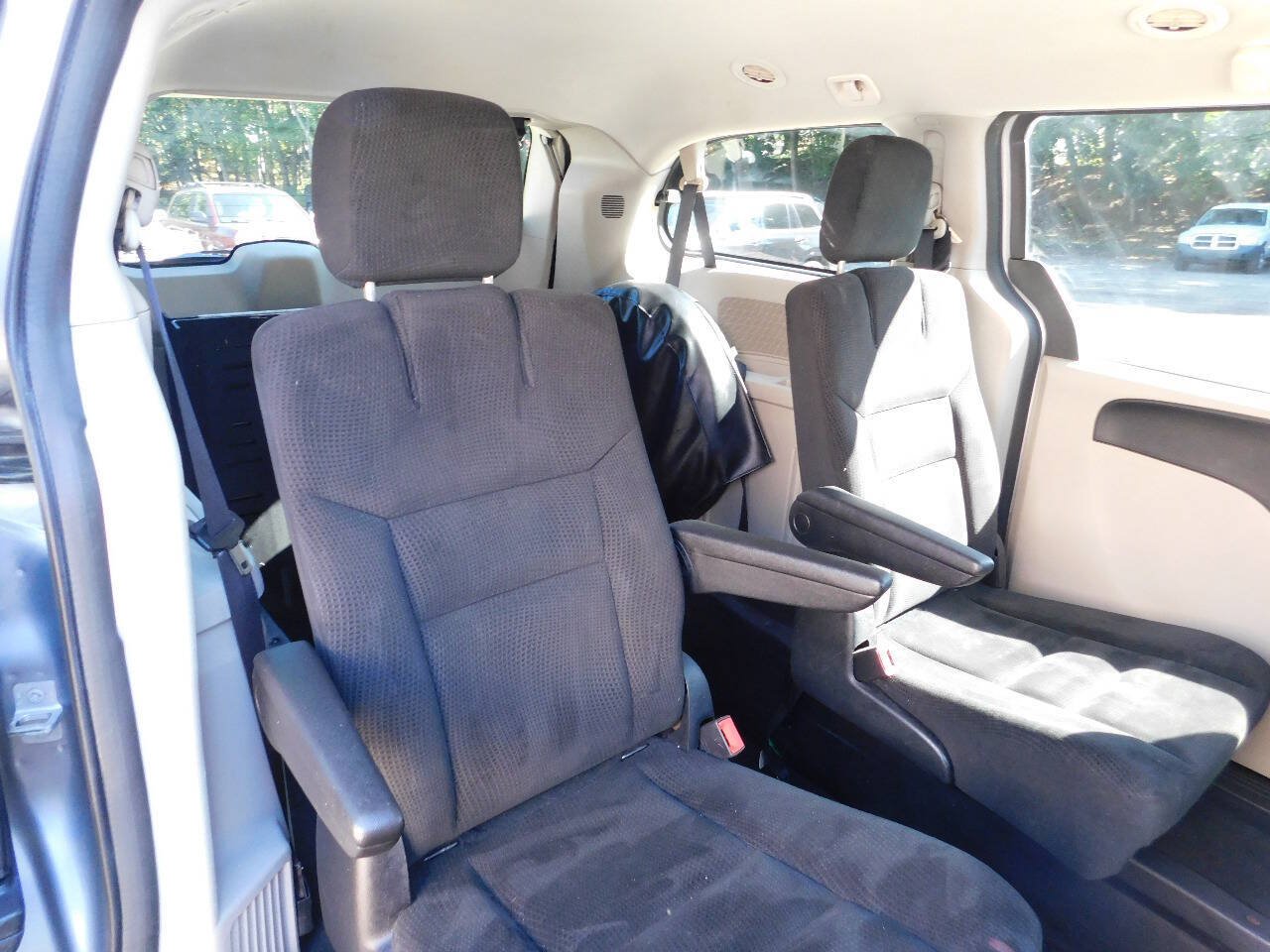 Used 2016 Dodge Grand Caravan SXT w/ Rear Park Assist Package FWD image 19