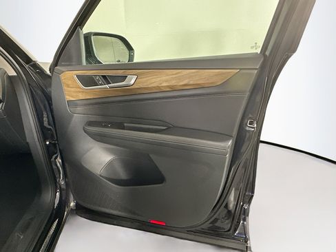 Used 2025 Volkswagen Atlas SE image 34