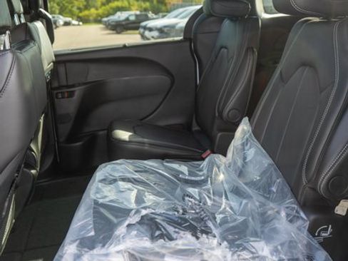 New 2026 Chrysler Pacifica Select image 10