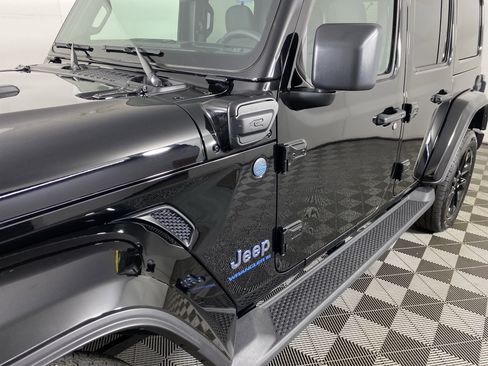 Used 2025 Jeep Wrangler Sahara image 11