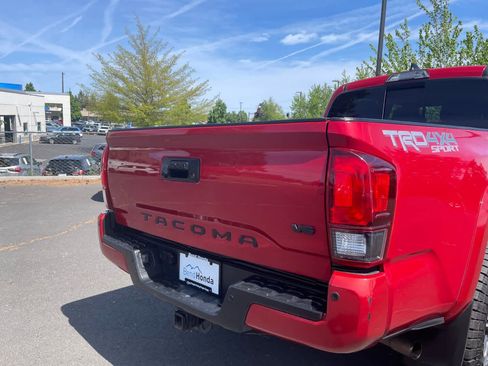 Used 2019 Toyota Tacoma TRD Sport w/ Technology Package AWD/4WD image 14